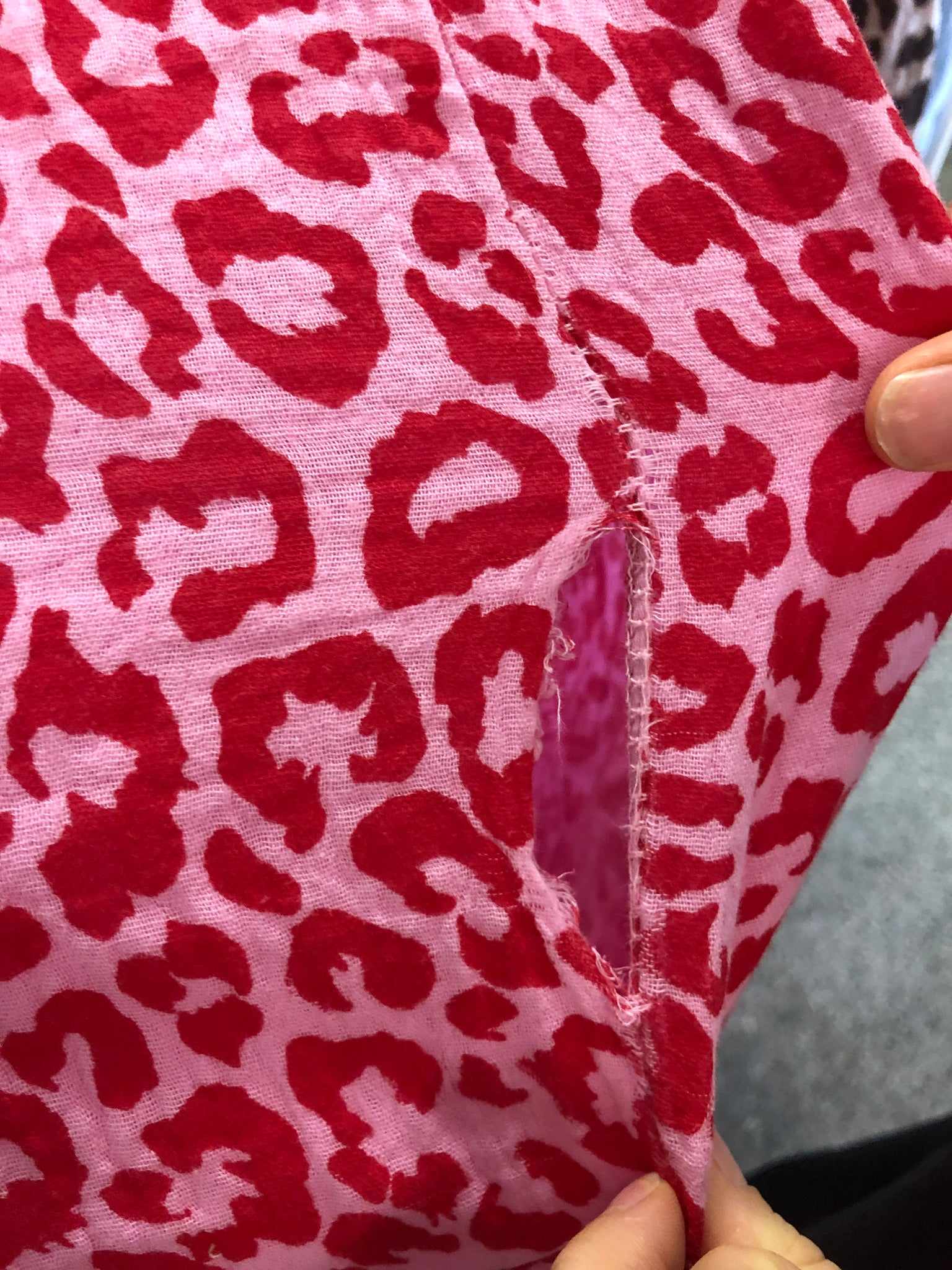 B-Ware 868. Leonora Musselin Kleid -  Leo/Rot/Rosa