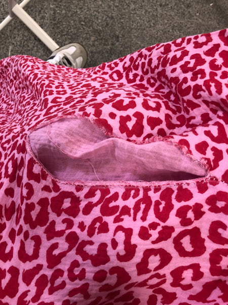 B-Ware 757. Leonora Musselin Kleid -  Leo/Rot/Rosa